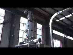 工場で500kgのペットフード魚飼料の生産ラインが稼働しています